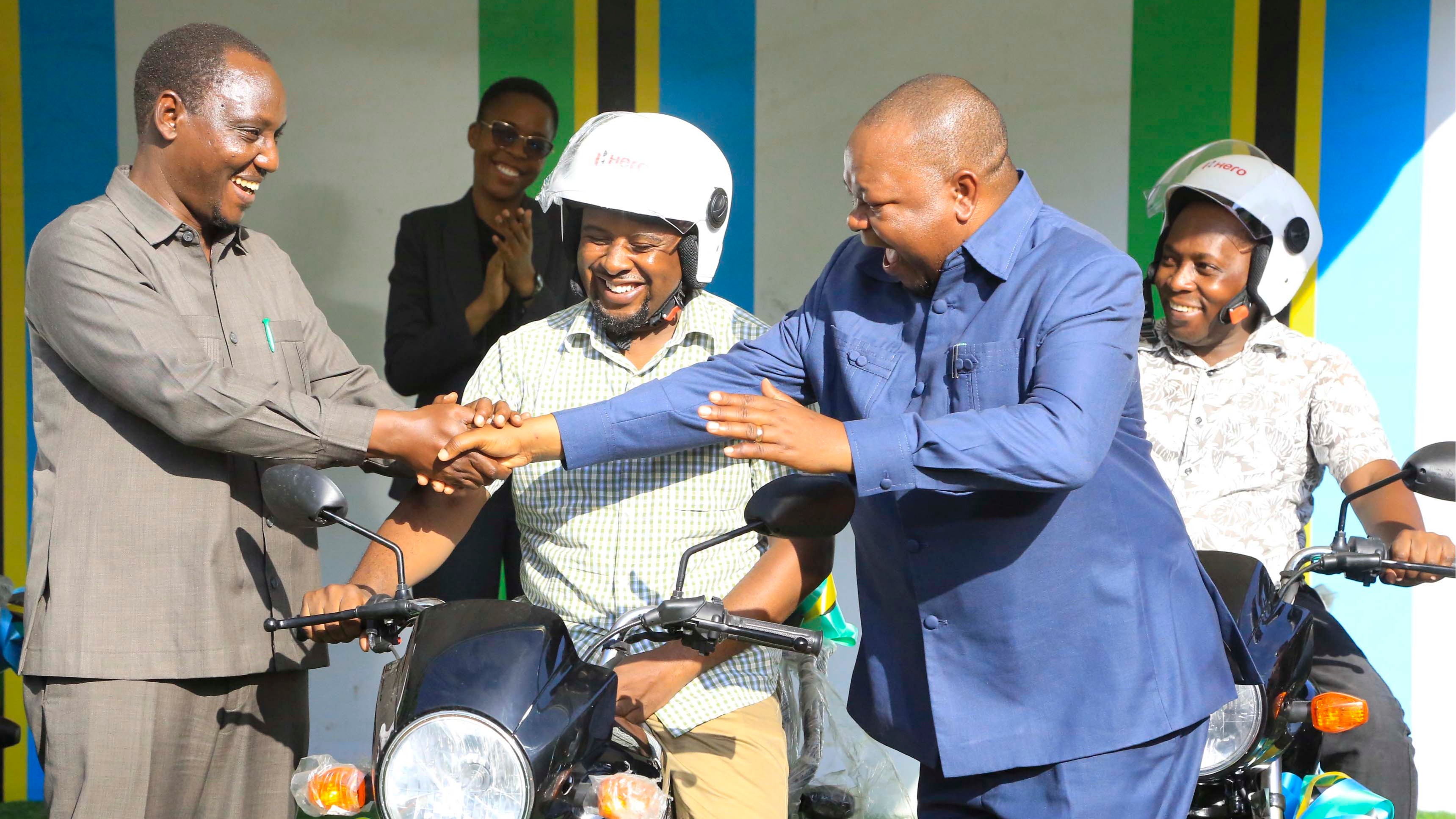 DKT. BASHIRU AKABIDHI PIKIPIKI 381 KWA MAAFISA UGANI NCHINI